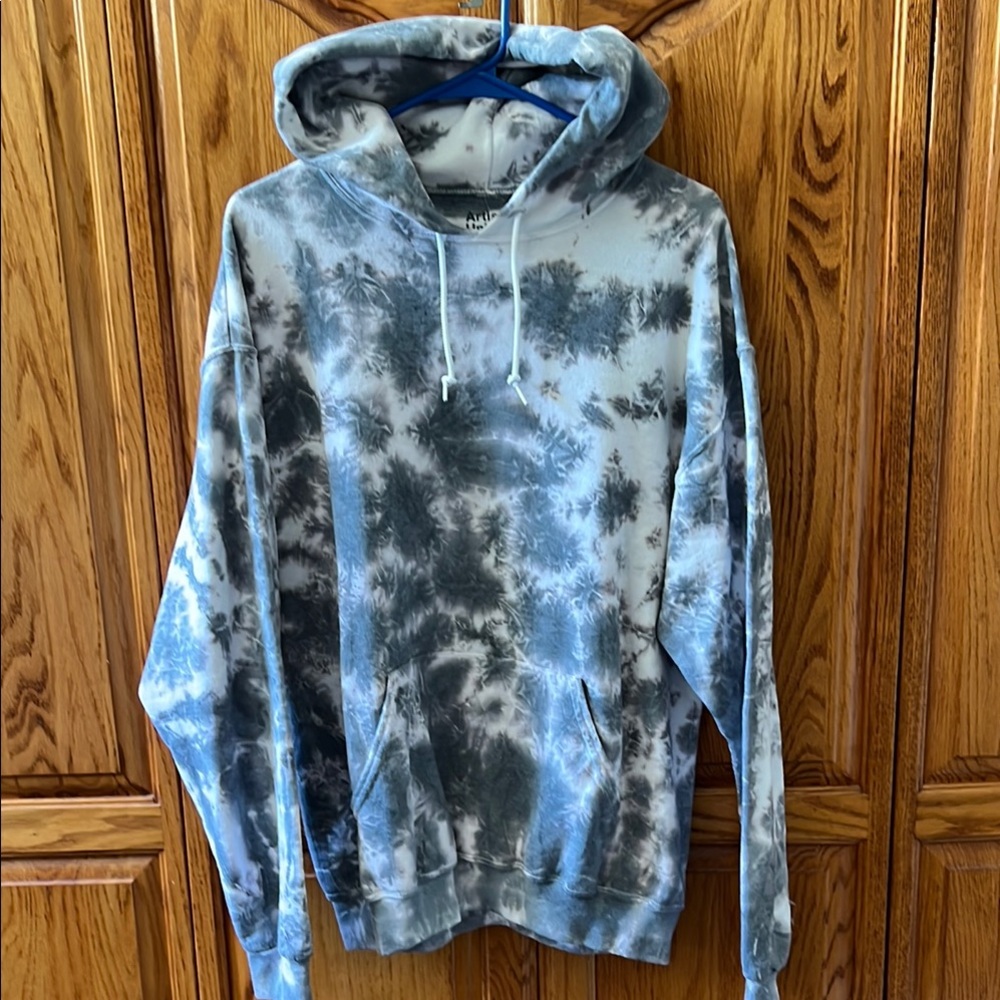 Artist Union Blue and White Tie-Dye Sweatshirt